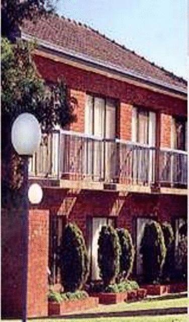 Budget Room - Kitchenette with cooking facilities - Upstairs - Slight Traffic Noise